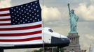 The Space Shuttle Enterprise, passes the Statue of Liberty as it rides on a barge in New York harbor, June 6, 2012. The Space Shuttle Enterprise was being moved up the Hudson River to be placed at the Intrepid Sea, Air and Space Museum. REUTERS/Mike Segar (UNITED STATES - Tags: TRANSPORT SCIENCE TECHNOLOGY) Published: Čer. 6, 2012, 5:09 odp.