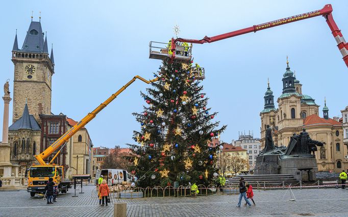 Vánoční Praha 2020: jak se zdobil strom na Staroměstském náměstí