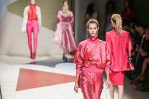 Růžová se vrací: Jak ji budeme nosit ukázali návrháři v Londýně a Milánu