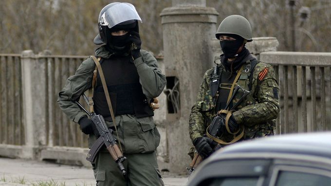 Ozbrojenci na provizorním kontrolním stanovišti ve Stavjansku na východě Ukrajiny. (12. dubna 2014)