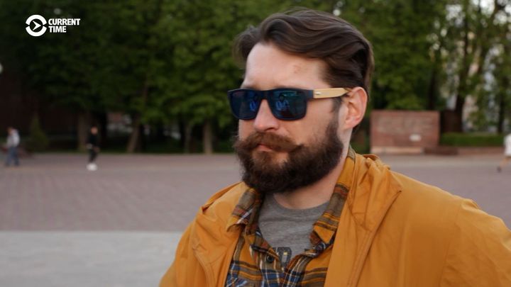 Rus pokojně protestuje proti válce. Pod brýlemi je vidět, co si o tom lidé myslí; Zdroj foto: Rádio Svobodná Evropa