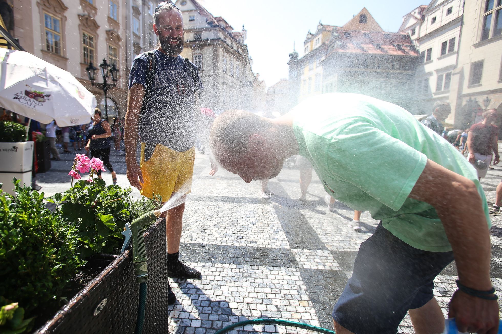Vedro v Praze; teplo, slunce, voda, léto, turisté, koupání, osvěžení, žár, Žluté lázně, Staroměstské náměstí
