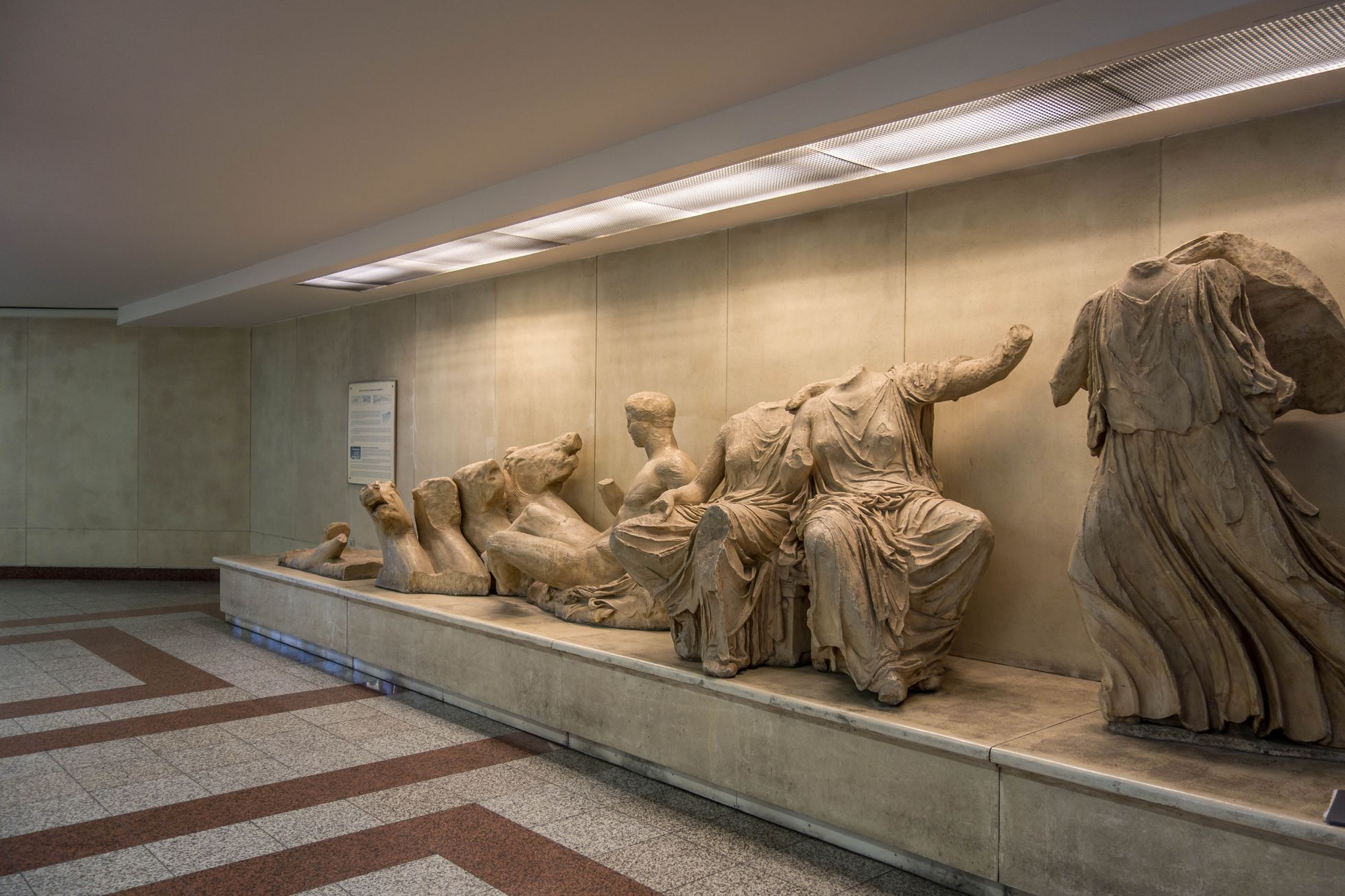 Sochy ve stanici metra v Athénách, Metro, stanice, doprava, zahraničí, Magazín