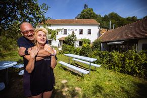 Tady si rodiče vypíjí kafe v klidu. Zpěvačka Mucha si otevřela bistro s rybníčkem