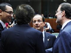 Na summitu se začíná debatovat v užším kruhu: Rumunský premiér Victor Ponta, belgický ministerský předseda Elio Di Rupo, francouzský prezident Francois Hollande a španělský předseda vlády Mariano Rajoy