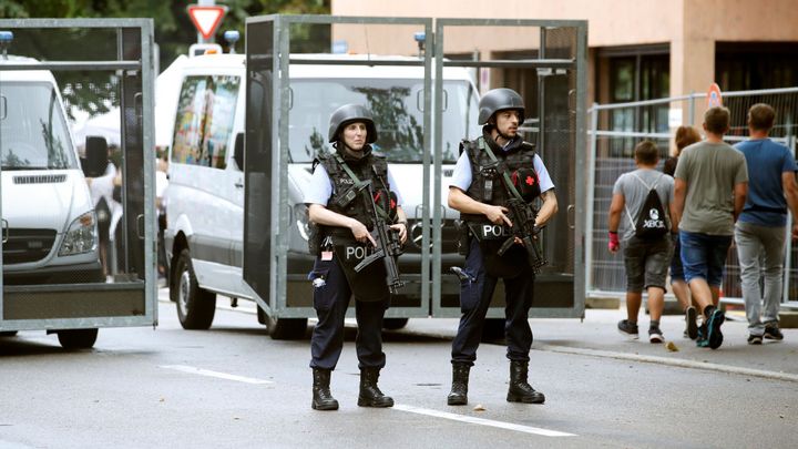 Ve Švýcarsku roste problém s radikály. Mladá žena napadla lidi v nákupním centru