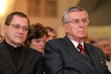 Laureáty se letos stali Antonín Přidal (vpravo) a Milan Kundera, kterého zastoupil Jiří Srstka (vlevo).