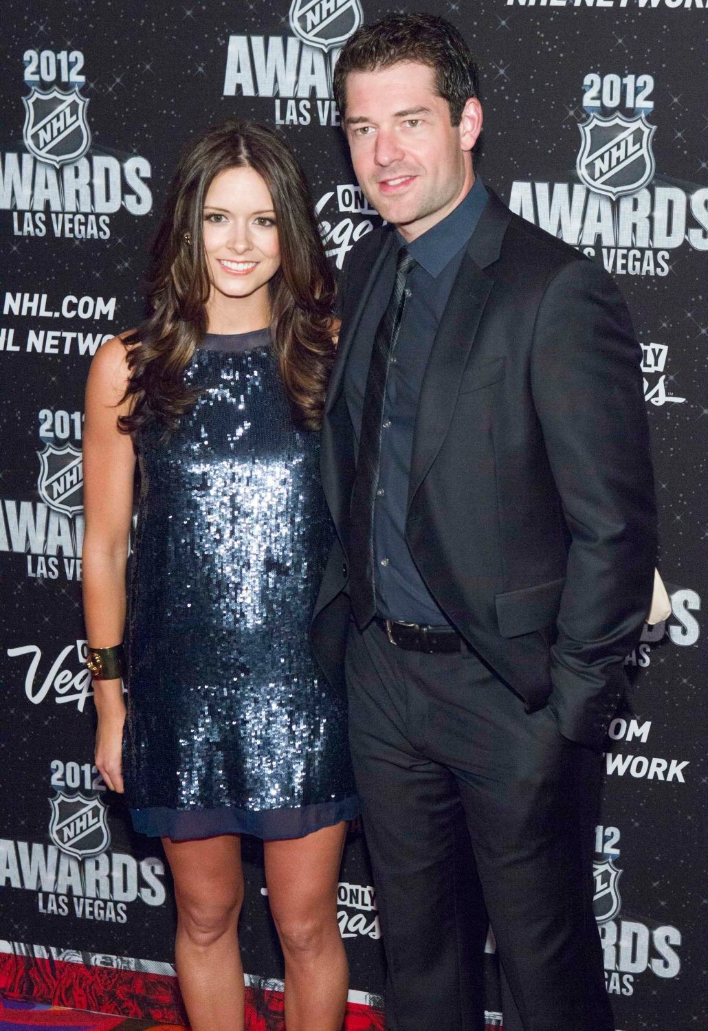 Hokejový brankář Brian Elliott pózuje s manželkou Amandou během předávání trofejí NHL v Las Vegas za sezónu 2011/12