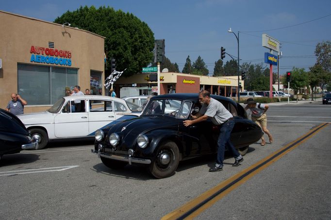 Sraz historických tatrovek v Los Angeles, během představení knihy Vladimíra Cettla "Zátiší s vraky Tatra".