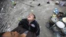 A boy reacts as his mother tries to hold him in front of their damaged house after a strong 6.6 magnitude earthquake hit Lushan county of Ya'an, Sichuan province April 21, 2013. Rescuers poured into a remote corner of southwestern China on Sunday as the death toll from the country's worst earthquake in three years climbed to 164 with more than 6,700 injured, state media said. REUTERS/Jason Lee (CHINA - Tags: DISASTER ENVIRONMENT) Published: Dub. 21, 2013, 5:46 dop.