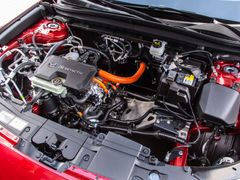 Mazda má chystat i verzi s Wankelovým rotačním motorem, který jako generátor elektřiny prodlouží dojezd. Místo pro něj pod kapotou je. 