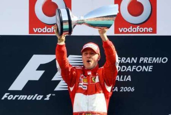 Takto si Schumacher vychutnává jeden z posledních triumfů v F1 - VC Itálie v roce 2006. Naposledy triumfoval v Číně v témže roce.