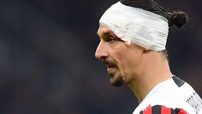 Zlatan Ibrahimovic dohrával s krvavým šrámem na hlavě