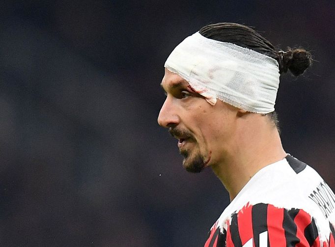 Zlatan Ibrahimovic dohrával s krvavým šrámem na hlavě