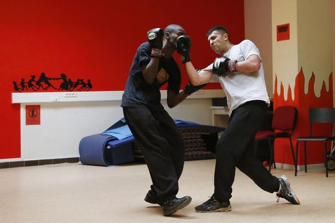 ¨ Unemployed Belgian Mohamed Sammar (R) takes part in a "Fit for a job" boxing class in Brussels July 1, 2013. Sammar, 27, has been looking for a job in the construction sector for 2 years. "Fit for a job" is the initiative of former Belgian boxing champion Bea Diallo, whose goal was to restore the confidence of unemployed people and help them find a job through their participation in sports. Picture taken July 1, 2013. REUTERS/Francois Lenoir (BELGIUM - Tags: SPORT BOXING SOCIETY BUSINESS EMPLOYMENT) Published: Čec. 5, 2013, 4:37 odp.