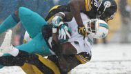 Sníh přivítal fanoušky a hráče i v nedalekém Pittsburghu. Místní Steelers (v černém) proti miamským Dolphins na rozdíl od Eagles 'výhodu' domácího prostředí nevyužili...