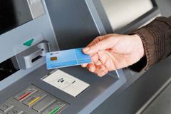Češi poprvé použili karty víc k nákupu než v bankomatu