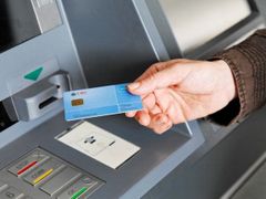 V průměru připadá na každého Čecha zhruba patnáct výběrů z bankomatů ročně