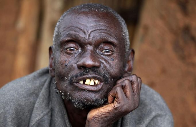 John Dimo, a traditional witch-doctor, talks outside his mud-hut as he performs an ancient rite with mystical artifacts to predict the outcome of the U.S. elections in Kogelo village, Nyangoma Kogelo, 430 km (367 miles) west of Kenya's capital Nairobi, November 5, 2012. Kogelo is the ancestral home of U.S. President Barack Obama. Dimo, about 115-years-old, says he knew Obama's father who was buried in the village in 1982. The former army officer says he inherited his trade as a witch-doctor from his father in 1962 and is certain his rite will help favour Obama in the U.S. elections. Four years ago, Kogelo, and Africa in general, celebrated with noisy gusto when Obama, whose father came from the scattered hamlet of tin-roofed homes, became the first African-American to be elected president of the United States. Looking across the Atlantic to the November 6 presidential election, the continent is cooler now towards the "son of Africa" who is seeking a second term. There are questions too whether his Republican rival, Mitt Romney, will have more to offer to sub-Saharan Africa if he wins the White House. To match Analysis AFRICA-USA/ELECTION REUTERS/Thomas Mukoya (KENYA - Tags: SOCIETY POLITICS ELECTIONS USA PRESIDENTIAL ELECTION) Published: Lis. 5, 2012, 3:44 odp.