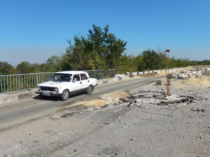 Rozmetaný checkpoint separatistů u Popasné. V mostu zeje díra.