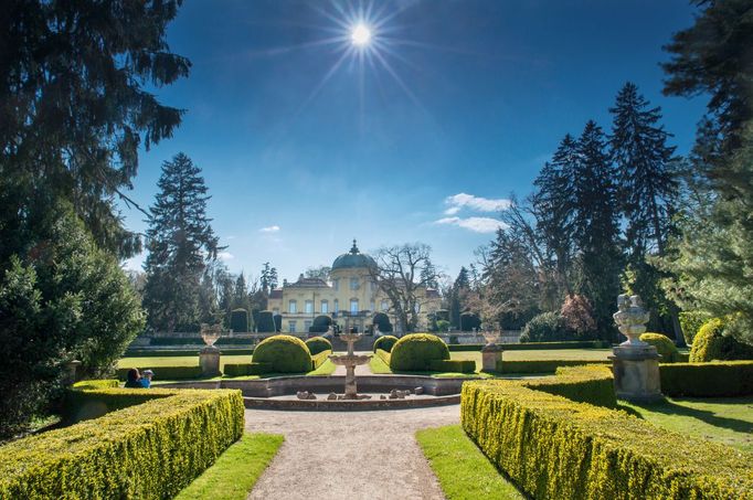 Zámek pochází z 17.století a jeho chloubou je barokní zahrada, rozsáhlý anglický park a  sbírka fuchsií, která s 1200 odrůdami patří k nejvýznamnějším ve střední Evropě.