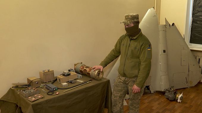 Ukrajinci sestřelují drony Šáhed pomocí pušek. Specialisté pak zkoumají, co se skrývá uvnitř.