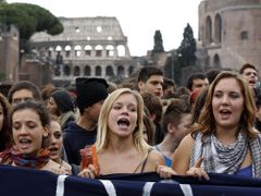 Studentky protestují v Římě proti vládní politice tvrdých škrtů.
