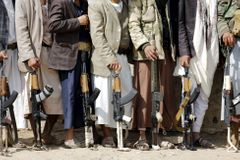 Kvůli bojům v Jemenu uvázly ve městě Muchá desítky tisíc lidí