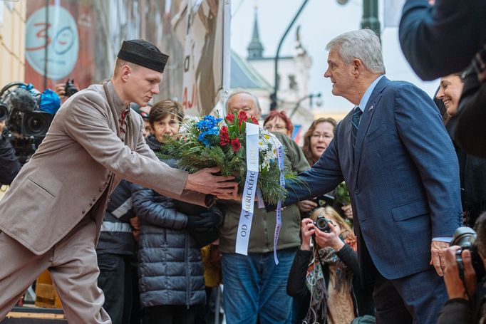 Praha si dnes 17. 11. 2019 připomíná výročí 30 let od sametové revoluce, která vedla k pádu komunistického režimu.