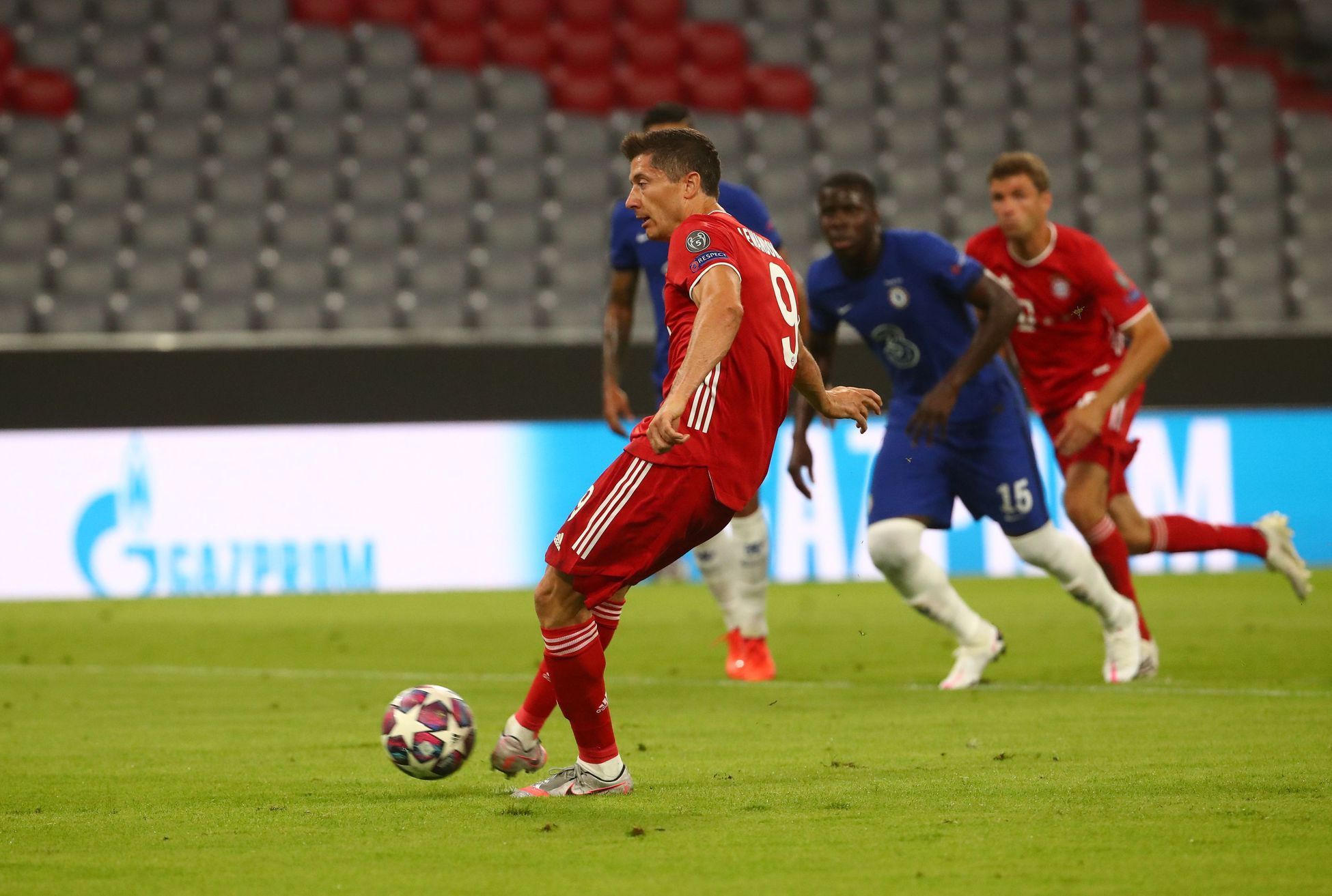 Robert Lewandowski dává gól v odvetném osmifinále Ligy mistrů Bayern - Chelsea