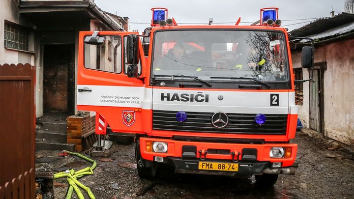 V obci Uhelná na Jesenicku hoří hala naplněná lnem, hasiči brání rozšíření požáru