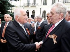 Svatojiřskou stuhu měli na sobě i prezident Miloš Zeman a jeho předchůdce Václav Klaus při oslavě Dne vítězství na ruské ambasádě v květnu 2013.