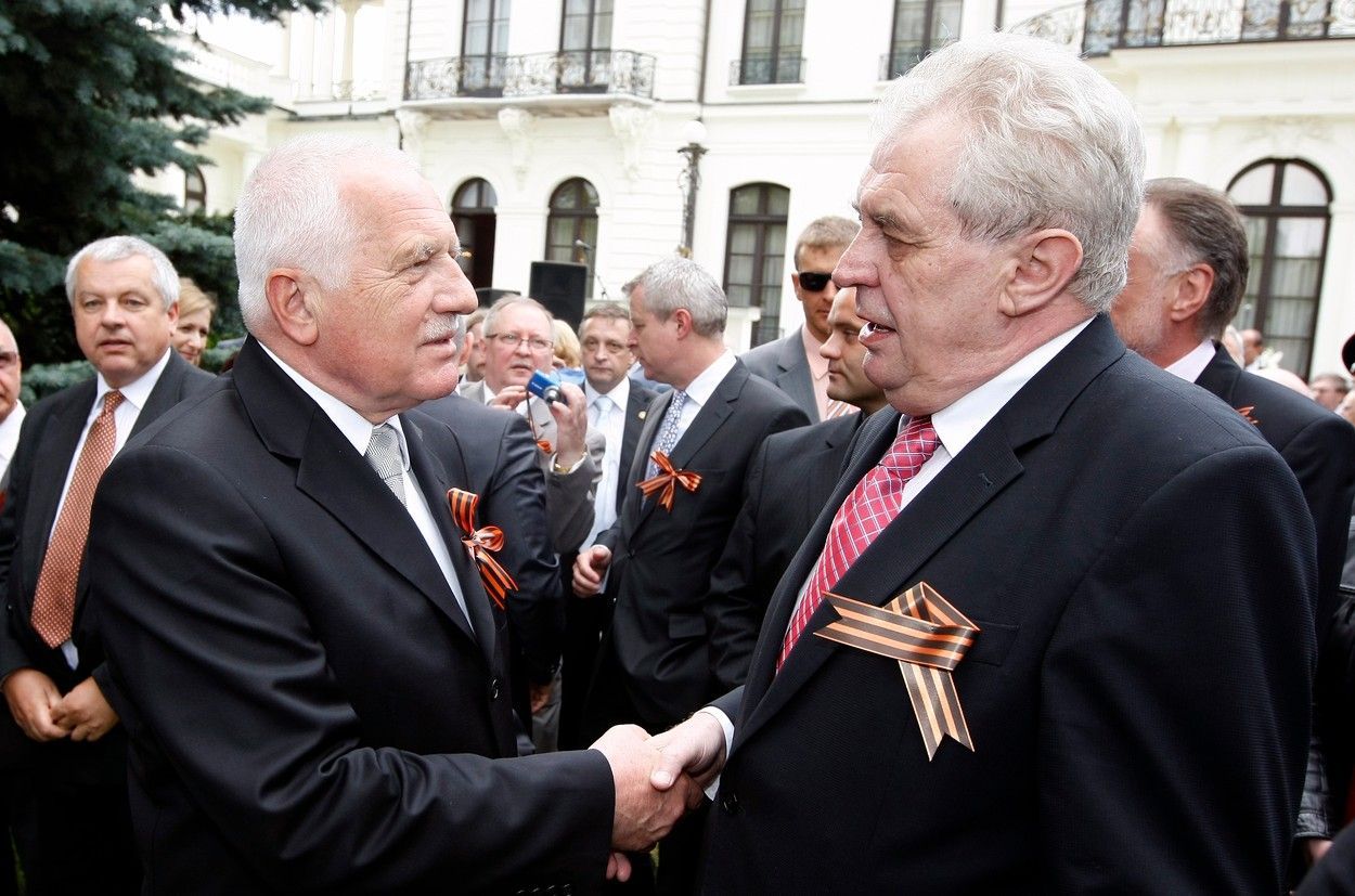 Miloš Zemana a Václav Klaus se svatojiřskou stuhou