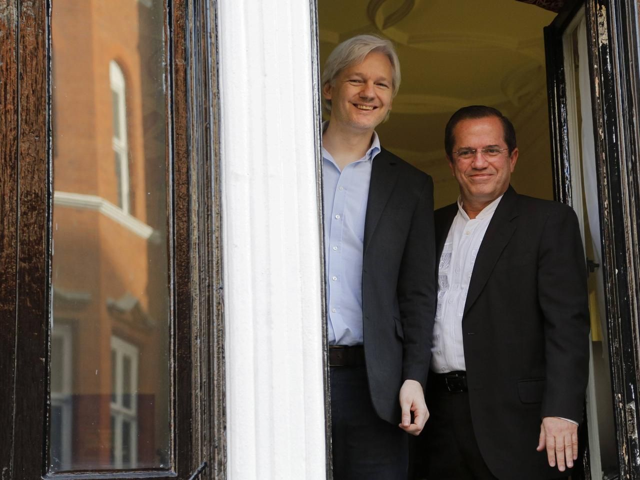 Julian Assange a ekvádorský ministr zahraničí Ricardo Patino