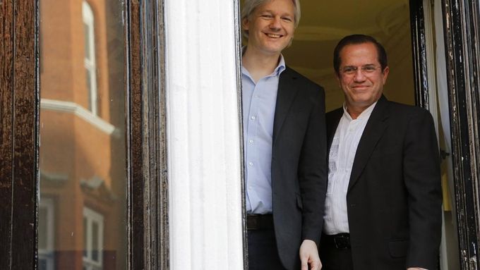 Pozdrav novinářům. Julian Assange a ekvádorský ministr zahraničí Ricardo Patino.