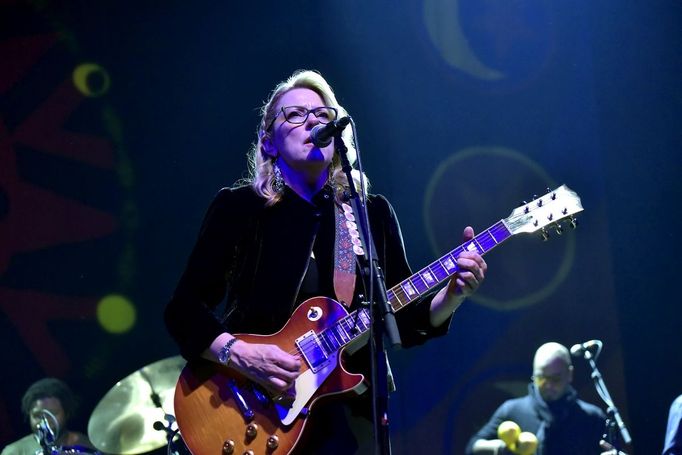 Snímek z koncertu Tedeschi Trucks Bandu.