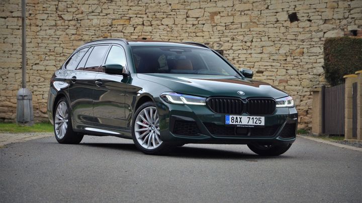Kam se hrabe Škoda Superb. Vyzkoušeli jsme novou policejní stíhačku BMW 540i Touring; Zdroj foto: Martin Přibyl