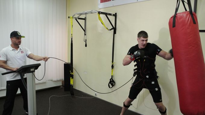 Podívejte se na přípravu boxerů Daniela Táborského a Pavla Šoura před jejich sobotním vzájemným duelem o krále české supertěžké váhy.