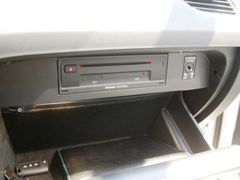CD disky se vkládají do mechaniky v přihrádce spolujezdce.