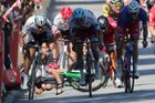 Podívejte se video s klíčovým kontroverzním momentem 4. etapy Tour de France, když  v cílovém spurtu v městě Vittel spadl Mark Cavendish poté, co ho srazil loktem Peter Sagan.
