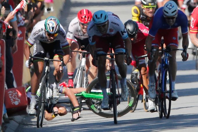 Tour de France, 4. etapa: Pád Marka Cavendishe po té, co ho srazil loktem Peter Sagan.