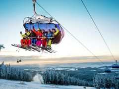 Největším areálem SkiResortu je Černá hora, kde jsou i nejdelší, až 3 km dlouhé sjezdovky. 