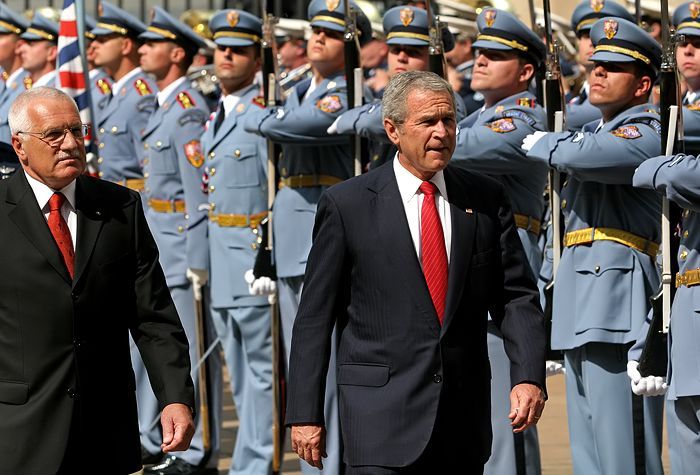 Bush v Praze - uvítací ceremoniál