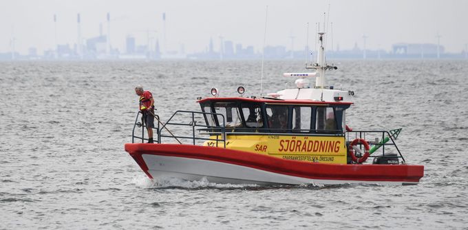 Plavidlo pobřežní hlídky pátrá po pohřešované švédské novinářce Kim Wallové.
