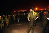 Izraelská armáda zahájila obsazování jižní části pásma Gazy poté, co vzdala naději, že vyjednáváním dosáhne propuštění vojáka zajatého palestinskými radikály.