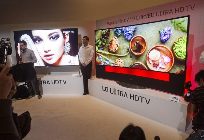 Journalists get an early look at a curved OLED Ultra HD television by LG Electronics during the 2014 Consumer Electronics Show (CES) in Las Vegas, Nevada, January 6, 2014.