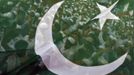 Muslim demonstrators are seen through a flag as they shout anti-U.S. slogans during a protest against a film they consider blasphemous to Islam, in the southern Indian city of Chennai September 18, 2012. REUTERS/Babu (INDIA - Tags: CIVIL UNREST RELIGION) Published: Zář. 18, 2012, 2:23 odp.