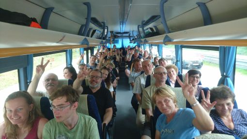 Do Prahy se vypravili i lidé z Pelhřimova, redakci Aktuálně.cz zaslali tuto fotku z autobusu.