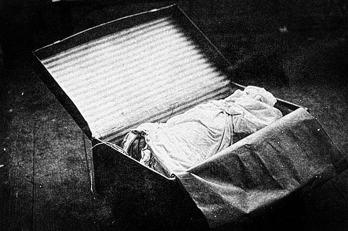 Části těla nalezené v kufru. Archivní snímek z vyšetřování brutální vraždy slovenské prostitutky Otýlie Vranské. Nedatovaná fotografie (cca 30. léta 20. století)