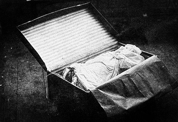 Části těla nalezené v kufru. Archivní snímek z vyšetřování brutální vraždy slovenské prostitutky Otýlie Vranské. Nedatovaná fotografie (cca 30. léta 20. století)